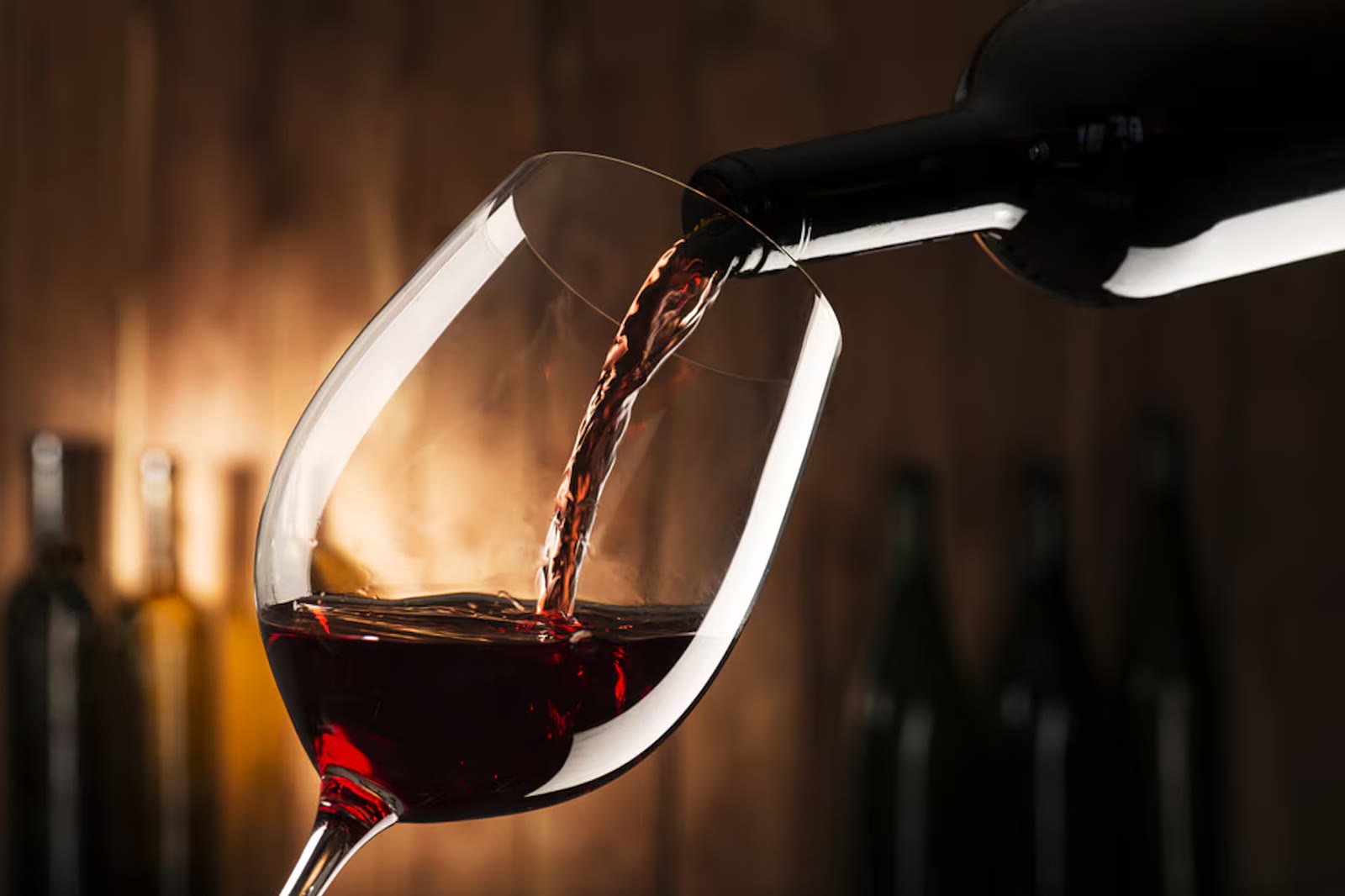Malbec sirviéndose en la copa
